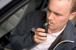 Co to jest alcolock lub alcoguard? Ile kosztuje urządzenie odcinające paliwo?