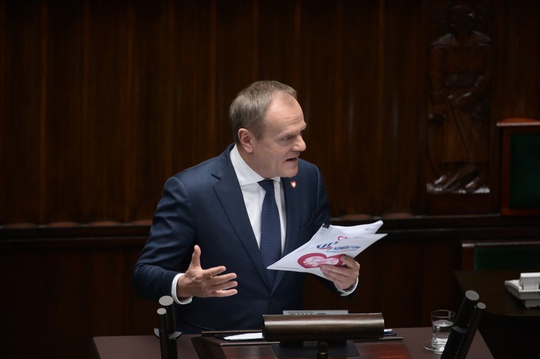 Premier Donald Tusk przemawia na sali sejmowej w Warszawie, 12 grudnia 2023 r.