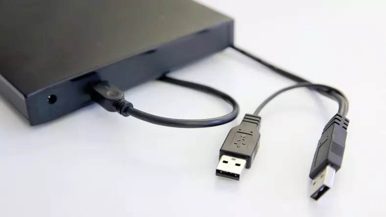 Teac DV-W28PUK-FY3 wymaga zasilania z dwóch gniazd USB do nagrywania, alternatywnie energii może dostarczyć dołączony zasilacz.