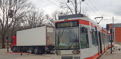 Zderzenie tramwaju z volvo na Dąbrowskiego w Łodzi. Objazdy