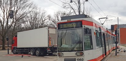 Zderzenie tramwaju z volvo na Dąbrowskiego w Łodzi. Objazdy