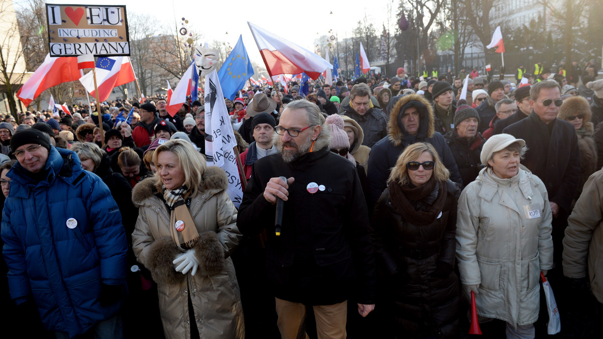 Komitet Obrony Demokracji znów organizuje manifestacje. Dzisiejsze protesty odbywają się pod hasłem "W obronie Twojej wolności". Największa demonstracja odbywa się w Warszawie. Protesty mają miejsce także poza granicami kraju. -Zagrożona jest nasza prywatność, nasza intymność, możemy być śledzeni, inwigilowani zarówno w naszych domach, jak i w internecie - powiedział do protestujących w Warszawie lider KOD Mateusz Kijowski. Podczas marszu Krakowskim Przedmieściem doszło do incydentu, potrzebna była reakcja policji.