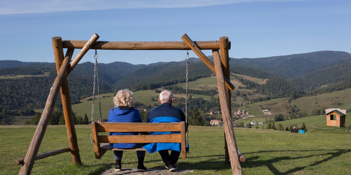 Jesteśmy największymi pesymistami w Europie, liczymy, że dożyjemy zaledwie 77 lat. Pewnie dlatego tylko niespełna połowa z nas oszczędza na emeryturę. Francuzi, Hiszpanie i mieszkańcy Luksemburga wierzą, że będą świętować swoje 83. urodziny, a Szwajcarzy nawet 84. 