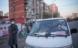 Przychodniak z PISM: Koniec z polityką „zero covid”, nie oznacza rezygnacji z kontroli społecznej