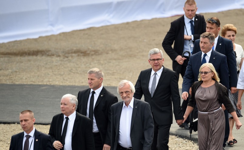 Prezes PiS Jarosław Kaczyński (2L), wicemarszałek Sejmu Ryszard Terlecki (4L), marszałek Senatu Stanisław Karczewski (5L) z żoną Elizą (P-dół) oraz marszałek Sejmu Marek Kuchciński (P-góra) w drodze na Mszę Świętą Posłania, którą odprawi papież Franciszek na terenie Campusu Misericordiae w Brzegach, 31 lipca 2016 r.