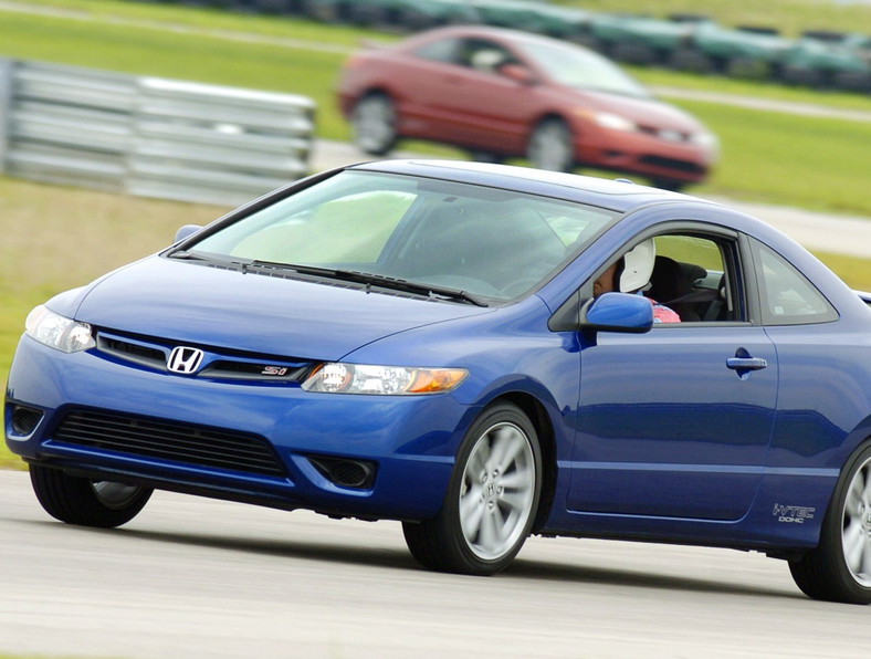 Honda ma sprawdzić ponad 420 tys. samochodów w Ameryce Północnej w związku z obawami o wadliwe działania ważnej części kokpitu. Na zdj. Honda Civic.