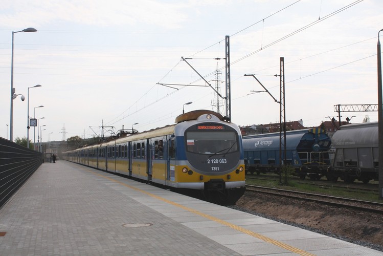 Pociąg wjeżdza na stację PKP Gdańsk Stadion Expo