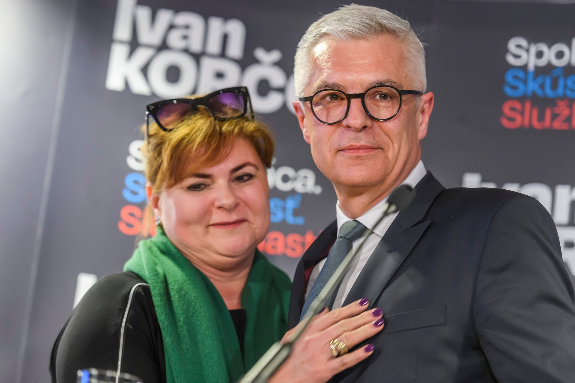 Kandidát na prezidenta SR Ivan Korčok a manželka Soňa reagujú na predbežné neoficiálne výsledky vo svojej volebnej centrále v Bratislave.