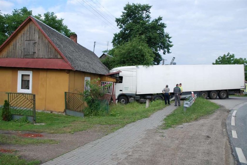 Tir wjechał w dom! Kierowca zasnął! FOTO