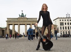 Taylor Swift stanęła przed Bramą Brandenburską. Zgrabna jak oryginał! [ZDJĘCIA]
