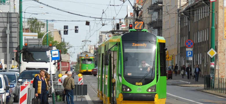 Wypadek w Poznaniu. Samochód zderzył się z tramwajem; jedna osoba jest ranna