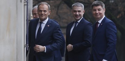 Tusk rozgościł się już w KPRM. Natychmiast zabrał się do pracy [RELACJA]