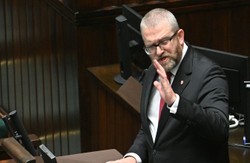 "Idzie pan za daleko". Hołownia poucza Brauna