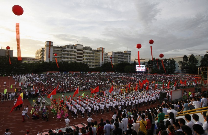 Zbog učestalih samoubistava, uprava fabrike diže moral radnicima organizujući sletove