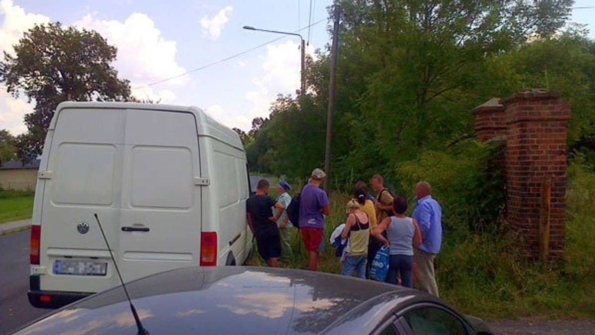 Policjanci z Brzegu zatrzymali kierowcę auta dostawczego, który przewoził 9 osób w przestrzeni ładunkowej. Do zdarzenia doszło w Kantorowicach w gminie Lewin Brzeski. Ludzie wracali z prac polowych. Łącznie kierowca zabrał 12 osób, z czego większość znajdowała się na pace. Wśród nich były kobiety i nastoletni chłopiec. Pracowali w Ptakowicach przy zbiorze cebuli. Kierowca busa stracił prawo jazdy.