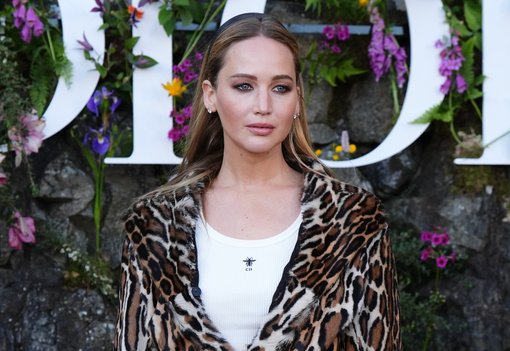 Jennifer Lawrence bemutatja 2024 nyarának legmenőbb ruhadarabját - Igen, erről a végtelenül egyszerű pólóról van szó!