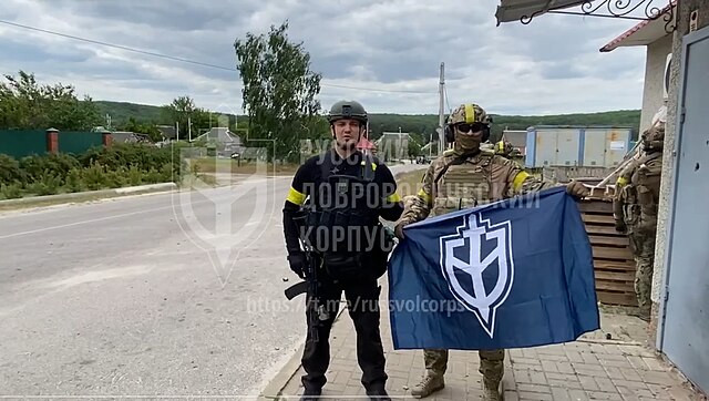 Bojownicy Rosyjskiego Korpusu Ochotniczego, jednostki walczącej po stronie ukraińskiej, w wiosce Nowa Tawołżanka w Rosji, niedaleko granicy z Ukrainą i kilka kilometrów od Szebiekina. 4 czerwca 2023 r.