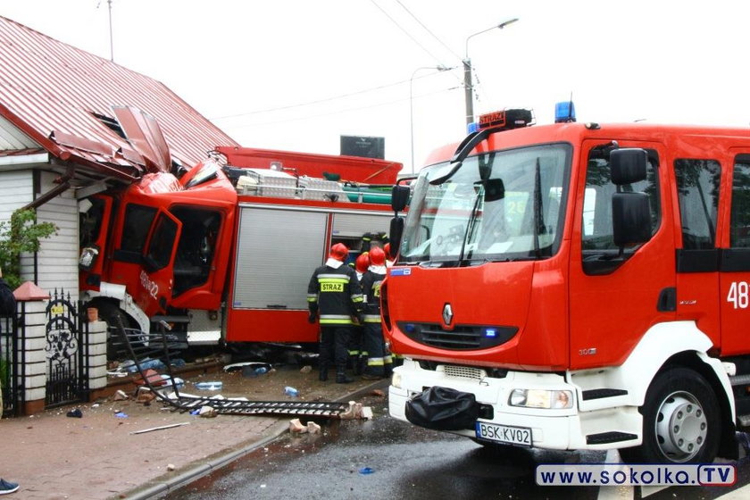 Groźny wypadek w Sokółce. Strażacy uderzyli w dom