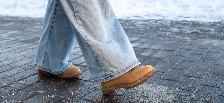 Skutki posypywania chodników solą mogą być tragiczne. Naukowcy apelują