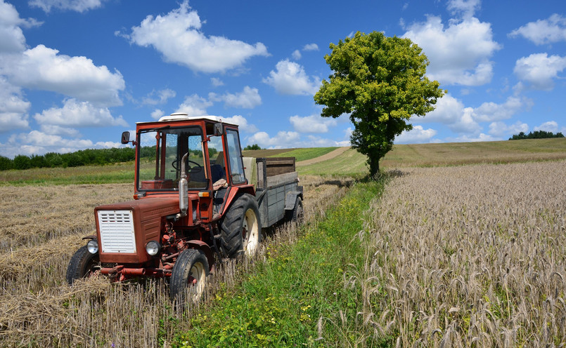 Traktor na polu. Polska wieś