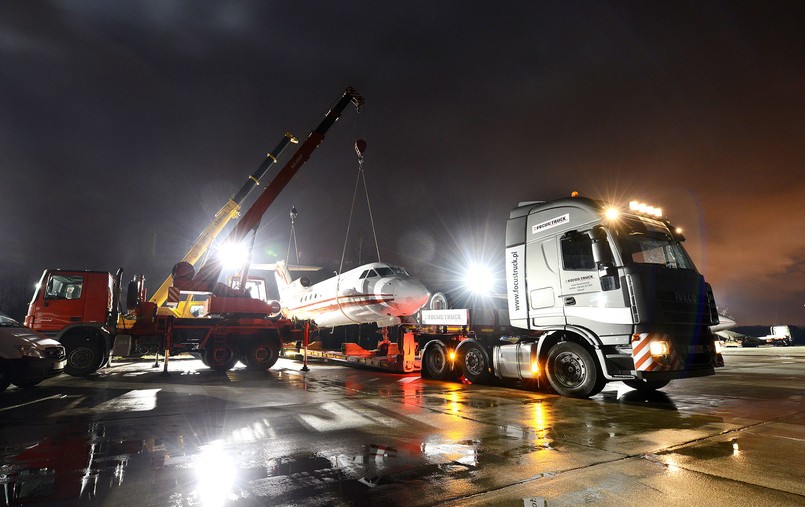 Transportowany samolot Jak-40 należał do 36. Specjalnego Pułku Lotnictwa Transportowego odpowiadającego za przewóz najważniejszych osób w państwie. Przypominamy, że szef MON Tomasz Siemoniak ogłosił rozwiązanie tego pułku w sierpniu 2011 r., kilka dni po prezentacji raportu komisji Jerzego Millera, która badała katastrofę smoleńską. Specpułk przestał funkcjonować z końcem 2011 roku...