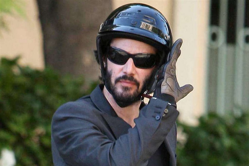 Keanu Reeves zarośniety  na motorze