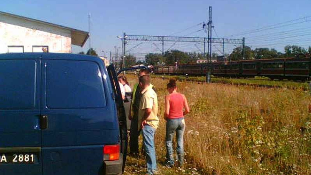 Dwaj 19-latkowie wypadli z pociągu jadącego z Katowic do Kostrzyna nad Odrą. Pociągiem podróżowało około 200 osób jadących na przystanek WoodStock - pisze 24opole.pl. Mimo reanimacji jeden z nich zmarł, drugi w ciężkim stanie, choć przytomny, trafił do szpitala w Brzegu (Opolskie).