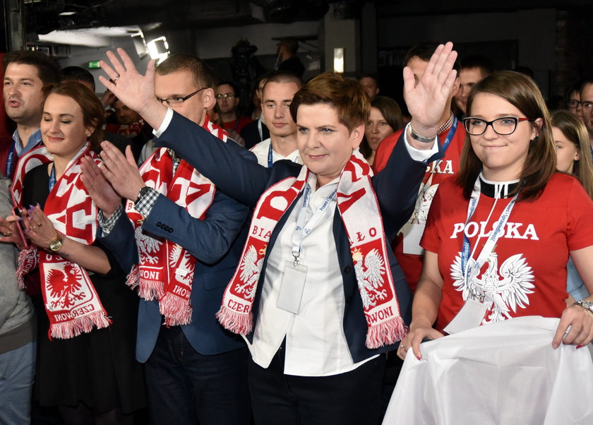 Kopacz i Szydło na meczu. Piwo i kibicowanie