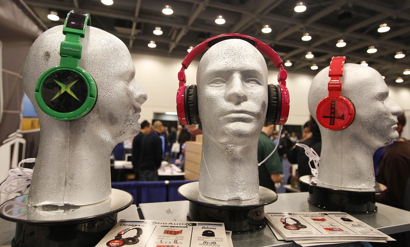 Apple opatentowało także słuchawki, które mogą służyć jako... głośniki po obróceniu ich o 90 stopni.