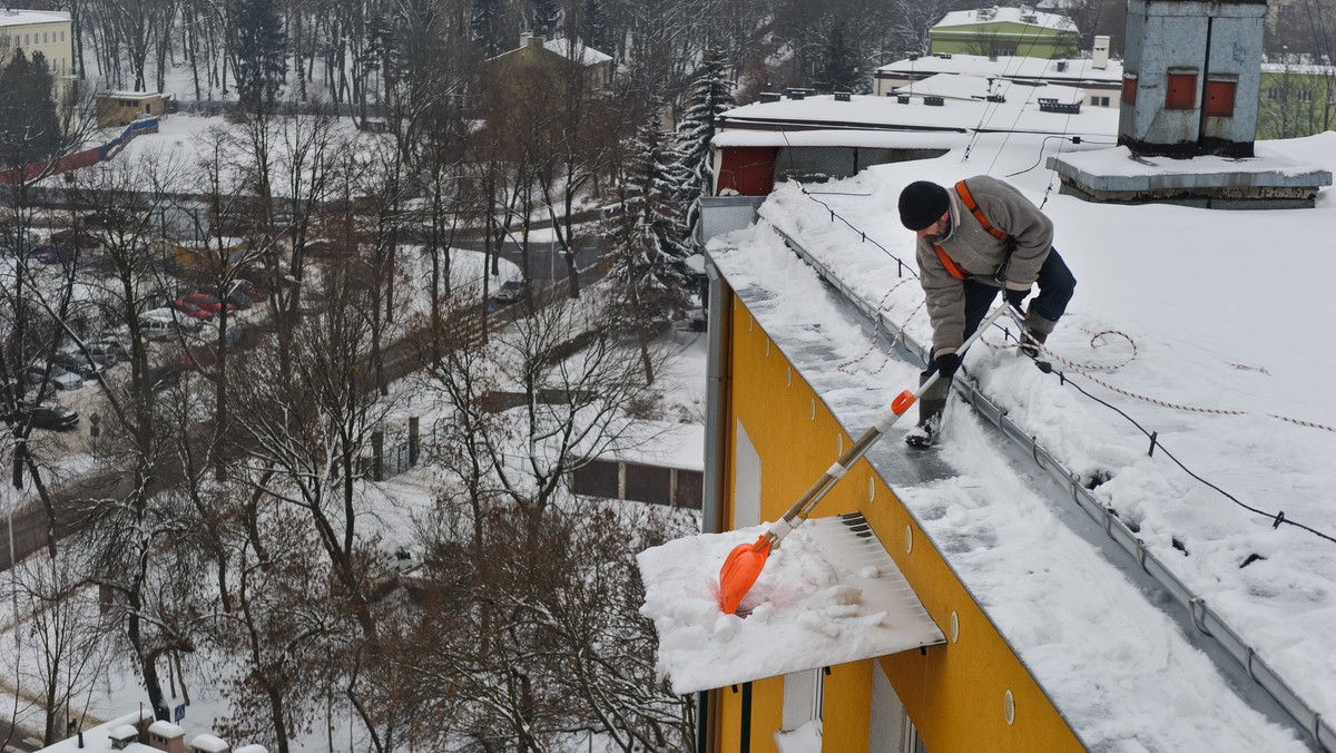 Ze śniegu cieszą się najmłodsi, zwłaszcza, że mają zimowe ferie. Zaśnieżone ulice, chodniki i dachy to kłopot dla służb miejskich.