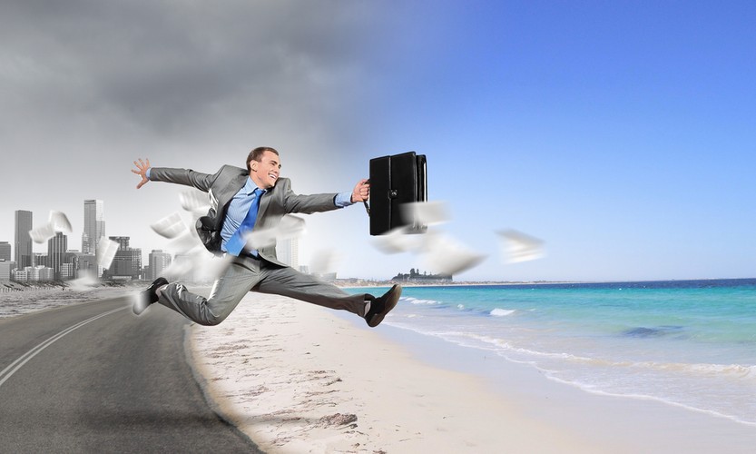 <b>Brak uznania zasług: </b>
<br>
<br>
17,43 proc. pracowników stwierdziło, że odchodzą z pracy, gdy czują się niedoceniani. Niewiele rzeczy tak negatywnie wpływa na morale pracowników, jak brak uznania. Dobra praca zawsze powinna być zauważona i doceniona. Sposobów na podziękowanie jest wiele – czasem wystarczy osobista pochwała z ust szefa, ale wszelkie dodatkowe premie są mile widziane.