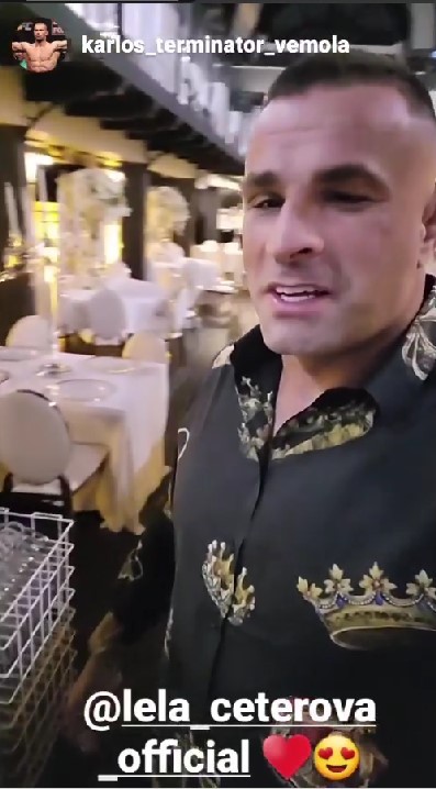 Karlos ukázal vyzdobenú svadobnú sálu. 