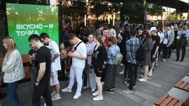 Tłumy na otwarciu rosyjskiego odpowiednika McDonald's. "Oczekuję wysokiej jakości jedzenia"