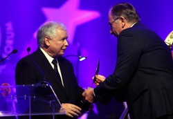 Zamieszanie wokół Człowieka Roku dla Kaczyńskiego. Red. Karnowski w laudacji: Wybór jednogłośny...