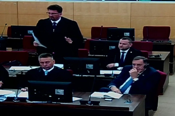 (VIDEO) PERFORMANS PREDSEDNIKA SRPSKE Kako je Dodik čitao knjigu dok ga je prozivala Uzunovićeva