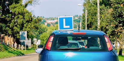 Wypadek podczas nauki jazdy w Krośnie. Kursantka potrąciła instruktora