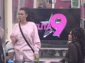 Malo ko može da poveruje koliko je zapravo Stanija Dobrojević starija od Anite Stanojlović! Danas čašćavaju jedna drugu uvredama da su KOKOŠINJAC i DOUJUČERAŠNJI KOMENTATOR