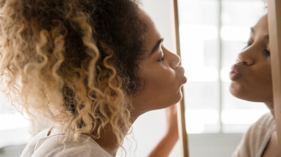 Mit jelent, ha valaki saját magával jár együtt?