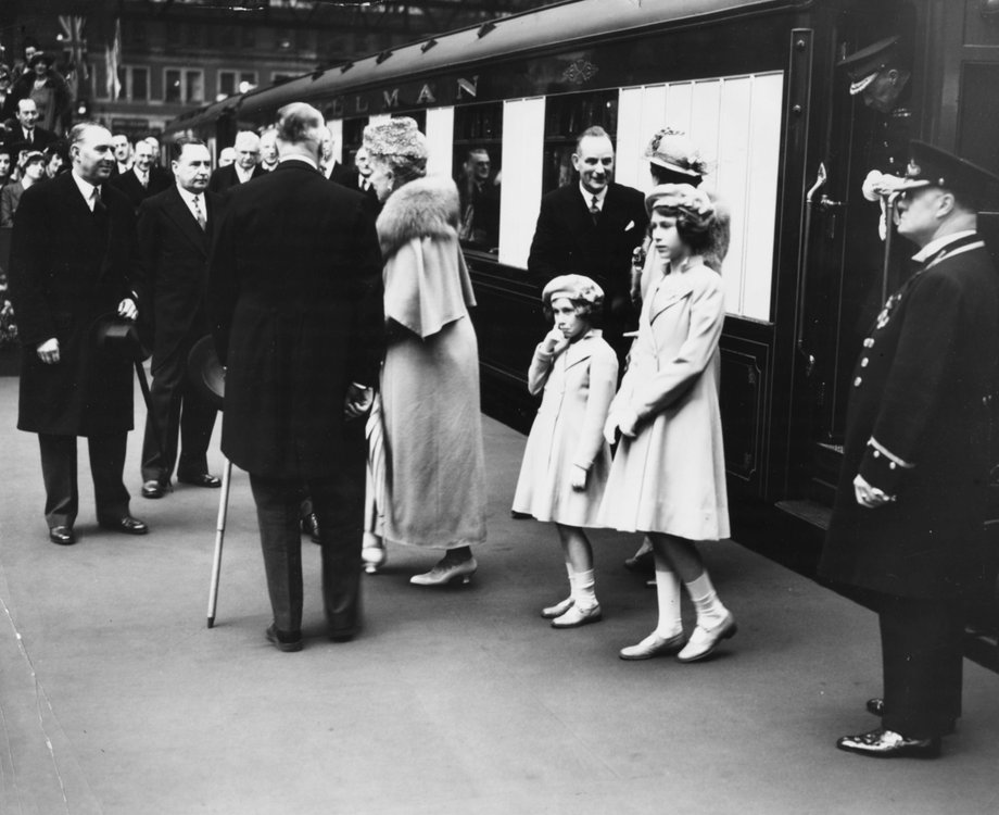 Zdjęcie wykonano 6 maja 1939 roku na stacji Waterloo w Londynie. Widać na nim księżniczkę Elżbietę (z prawej) z siostrą Małgorzatą. Obok stoją rodzice - Elżbieta i król Jerzy VI.