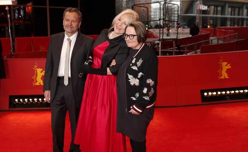 Agnieszka Holland, Miroslav Krobot oraz Agnieszka Mandat na czerwonym dywanie festiwalu filmowego w Berlinie