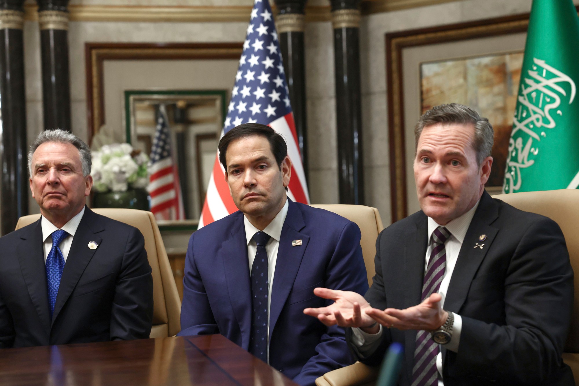 Na snímke zľava osobitný vyslanec USA pre Blízky východ Steve Witkoff, šéf americkej diplomacie Marco Rubio a poradca amerického prezidenta pre národnú bezpečnosť Mike Waltz.