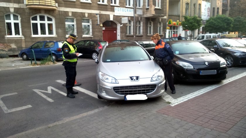 Straż miejska kontroluje parkujących w poznańskiej SPP