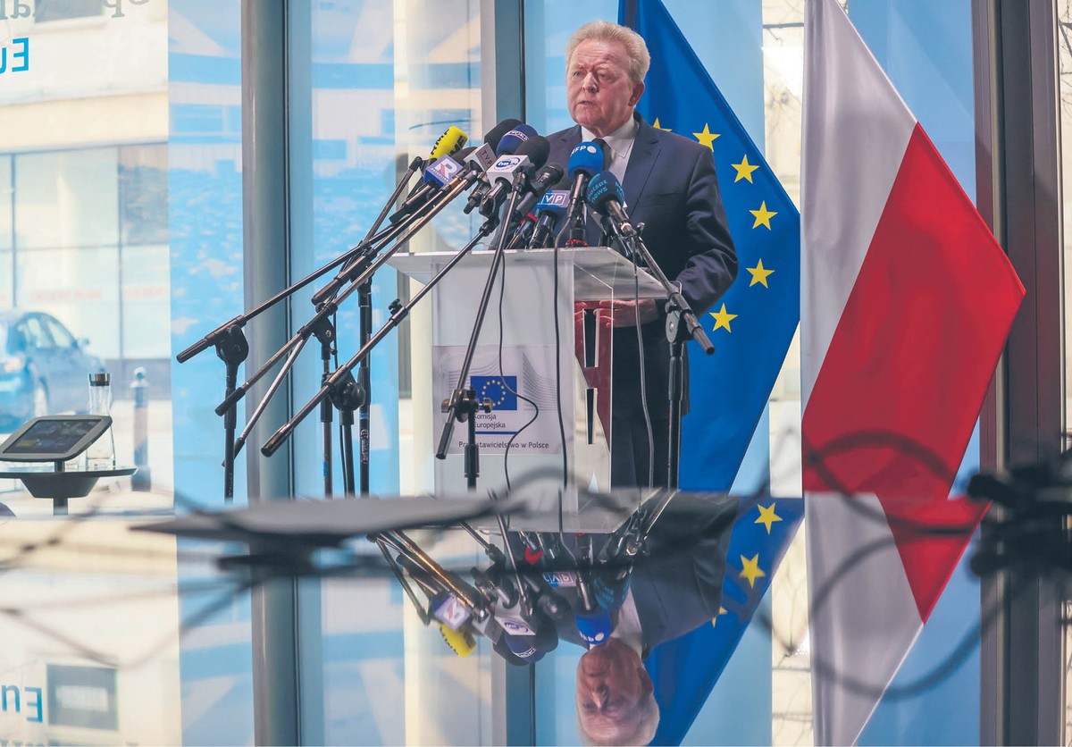 Komisarz Unii Europejskiej ds. rolnictwa Janusz Wojciechowski przedstawił w piątek decyzje Brukseli na konferencji prasowej w Warszawie
