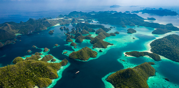 Archipelag Raja Ampat leżący w Indonezji, to malownicza destynacja, która oferuje turystom wiele atrakcji.