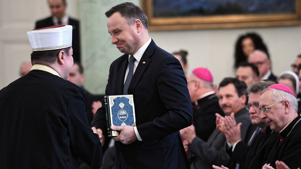 - Granice relacji międzyludzkich są u nas przekraczane. Chciałbym, żebyśmy jako wspólnota żyjąca na polskiej ziemi, umieli prowadzić taki dialog jak społeczność Polskiej Rady Ekumenicznej - powiedział podczas spotkania z przedstawicielami Kościołów, związków wyznaniowych oraz mniejszości etnicznych i narodowych w Polsce prezydent Andrzej Duda.