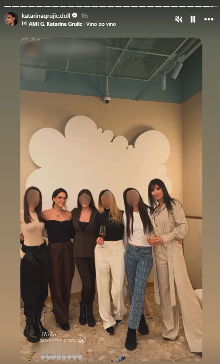 Mirka Vasiljević u korsetu na slavlju