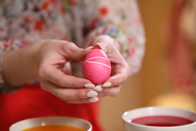 Ukrašavanje jaja gumicama za tegle