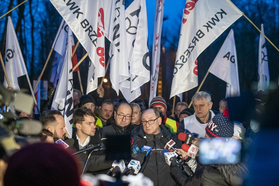 Protest górników przed kopalnią Halemba. Od lewej: Michał Kołodziejczak, lider Agrounii, Jerzy Demski, szef ZZ Pracowników Dołowych oraz Bogusław Hutek, przewodniczący górniczej Solidarności. Ruda Śląska, 4 stycznia 2022 r.