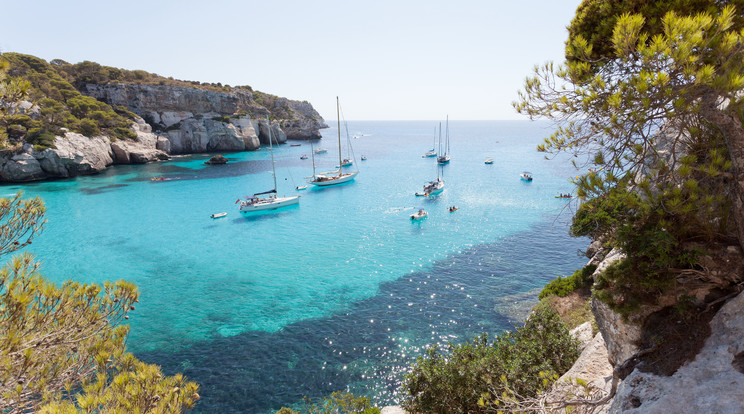 Cala Macarelleta, Menorca (Spanyolország) – Páratlan szépségű öböl öböl porhomokos parttal és smaragdzöld vízzel / Fotó: Shutterstock