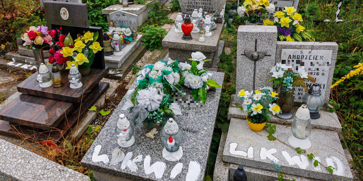 Takie napisy pojawiły się na grobach na cmentarzu przy ul. Zuzanny w Sosnowcu.